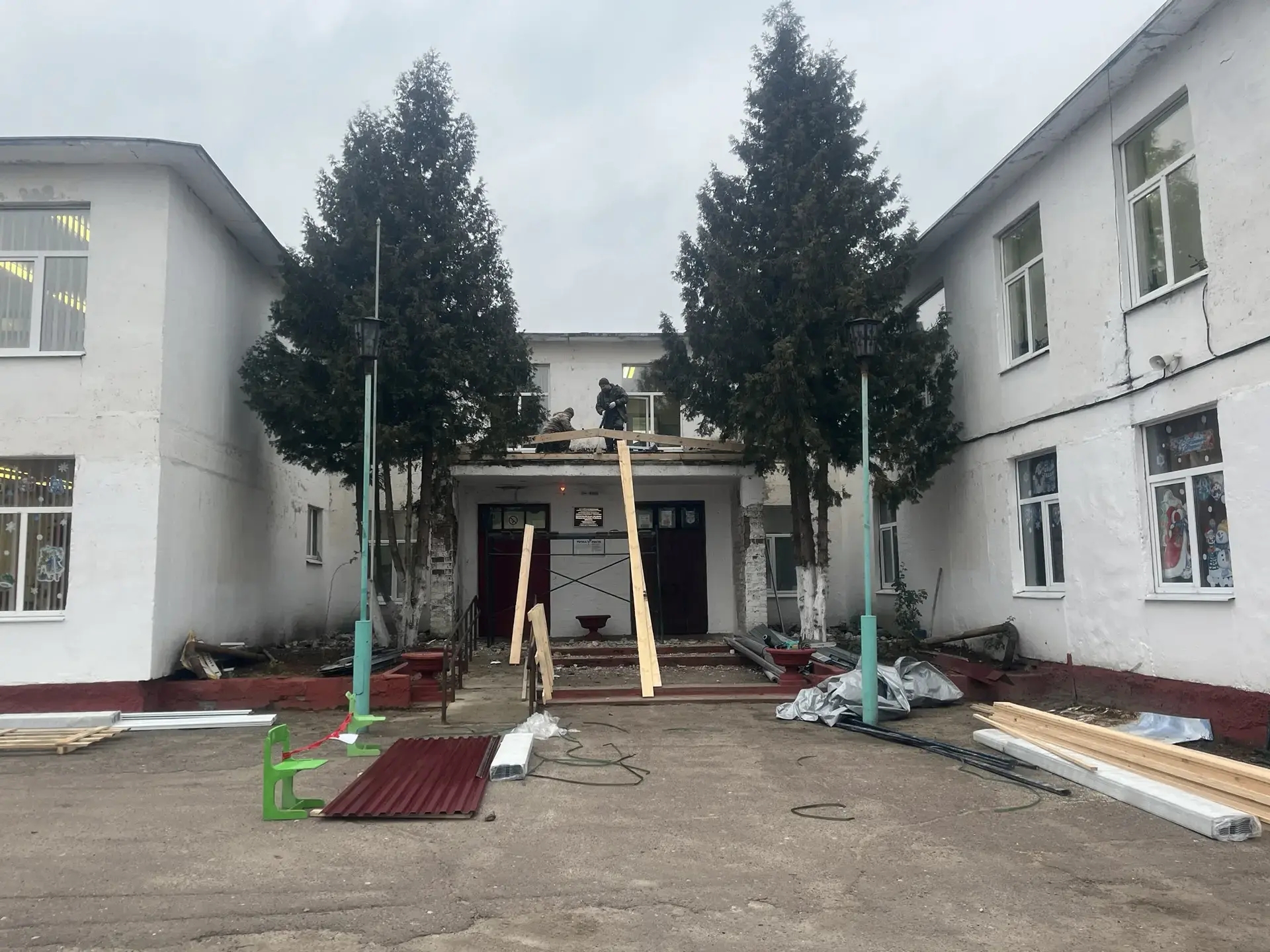 Ремонт крыльца Первомайской школы.