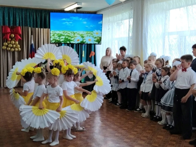 Последние звонки в школах района.