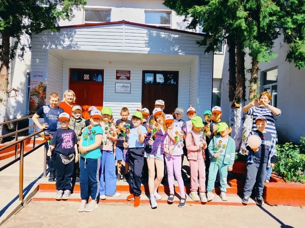 А все-таки на свете придумано не зря: Что открывают двери ребятам лагеря!.